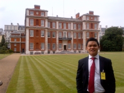 Tong in front of the Marlborough House